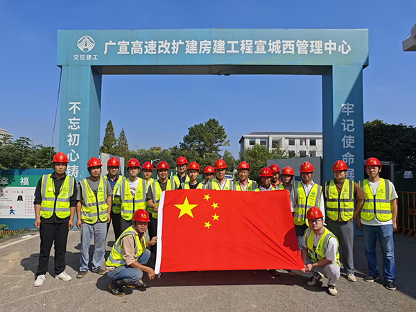升国旗，，，，，，，唱国歌！拉斯维加斯9888建工人为祖国庆生！