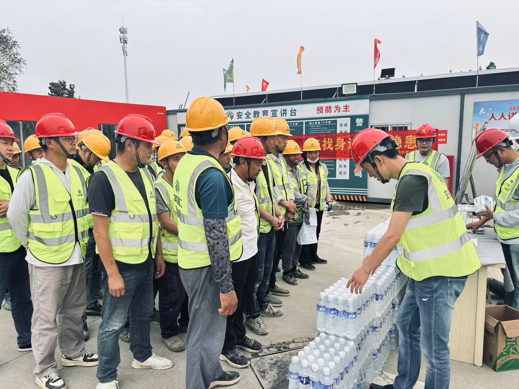 情系一线送清凉 关怀慰问暖人心丨拉斯维加斯9888建工集团所属项目开展“夏日送清凉”活动